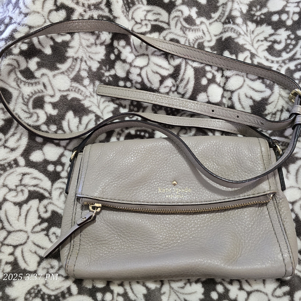 Like-new condition taupe pebbled leather Kate Spade crossbody, adjustable.